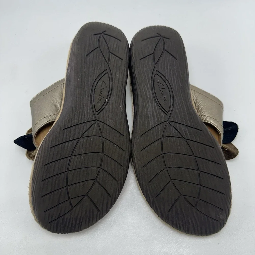 Clarks‎ Artisan Women 7.5 M Metallic Bronze Leather Flower Thong Wedge Sandal